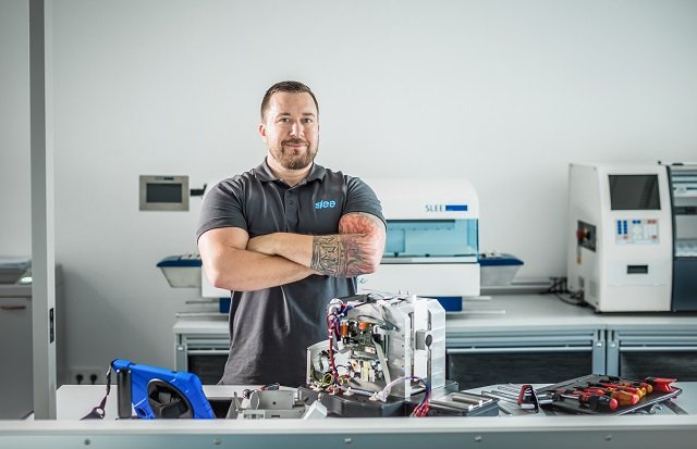 Servicetechniker der SLEE medical GmbH im Einsatz